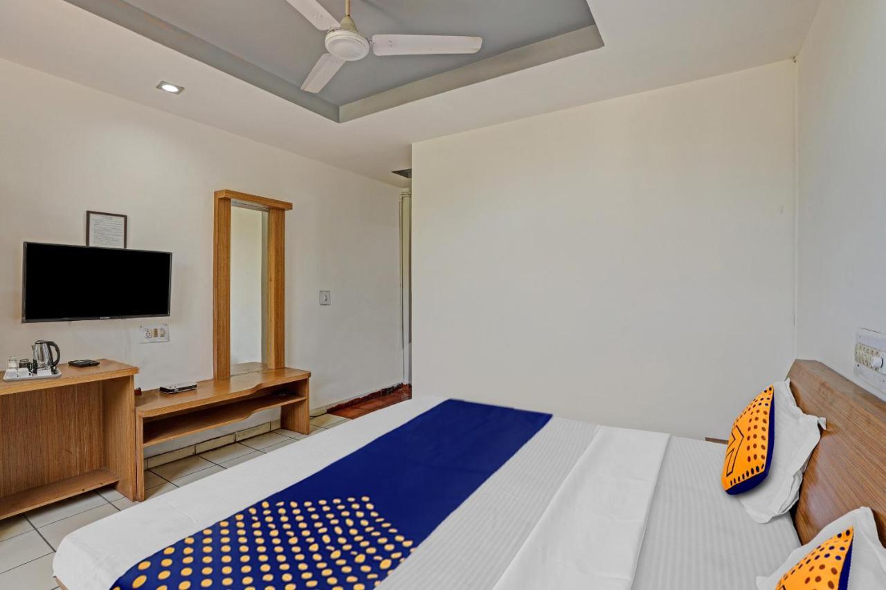 Oyo Flagship 80463 Hotel Mini Palace Vadodara Extérieur photo