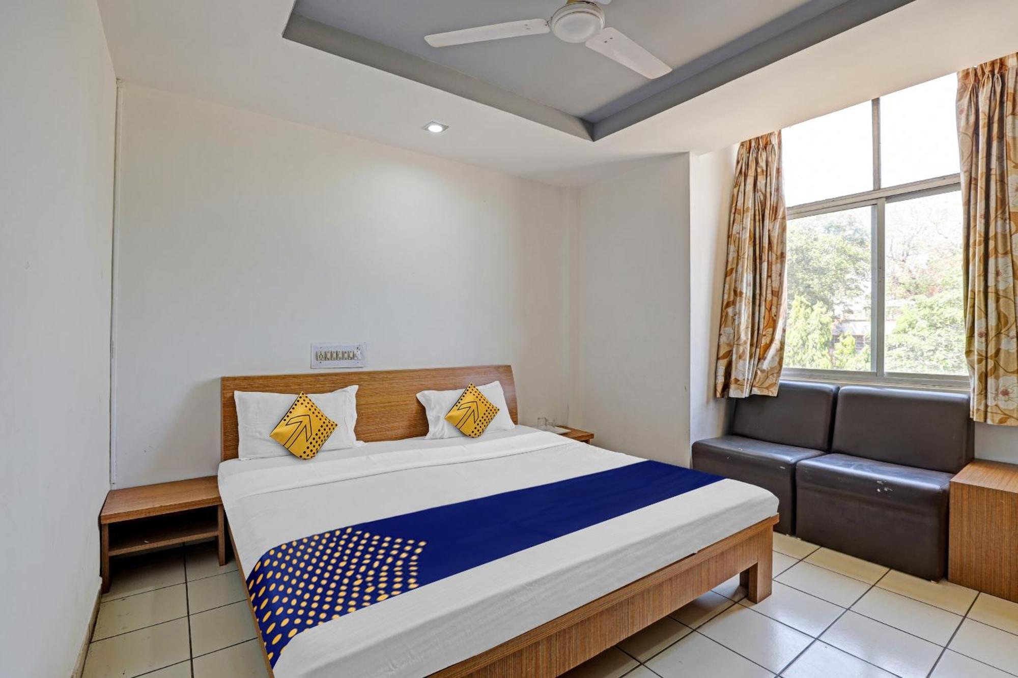 Oyo Flagship 80463 Hotel Mini Palace Vadodara Extérieur photo