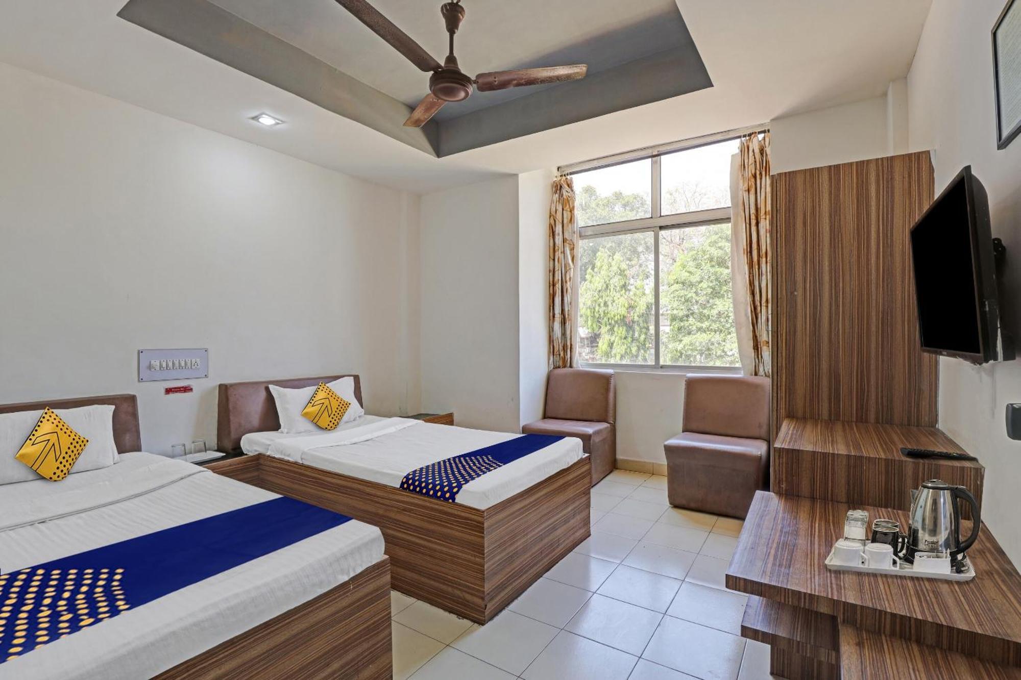 Oyo Flagship 80463 Hotel Mini Palace Vadodara Extérieur photo